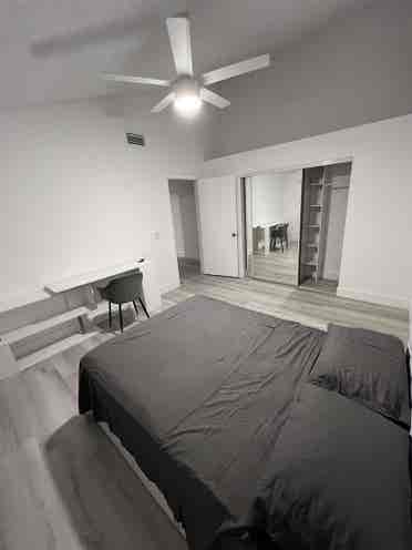 CLEAN , QUITE 2 ROOMMATES IN BOCA