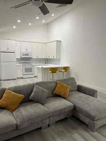 CLEAN , QUITE 2 ROOMMATES IN BOCA
