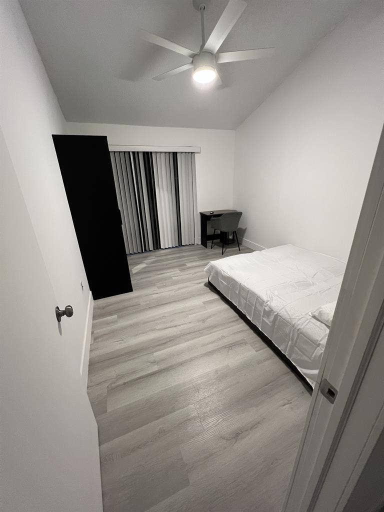CLEAN , QUITE 2 ROOMMATES IN BOCA