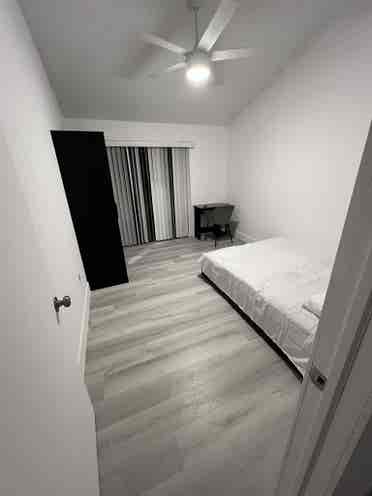 CLEAN , QUITE 2 ROOMMATES IN BOCA