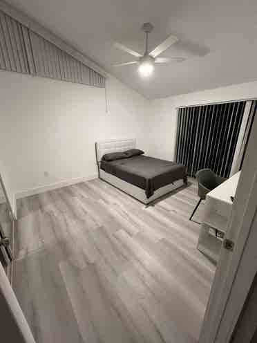 CLEAN , QUITE 2 ROOMMATES IN BOCA