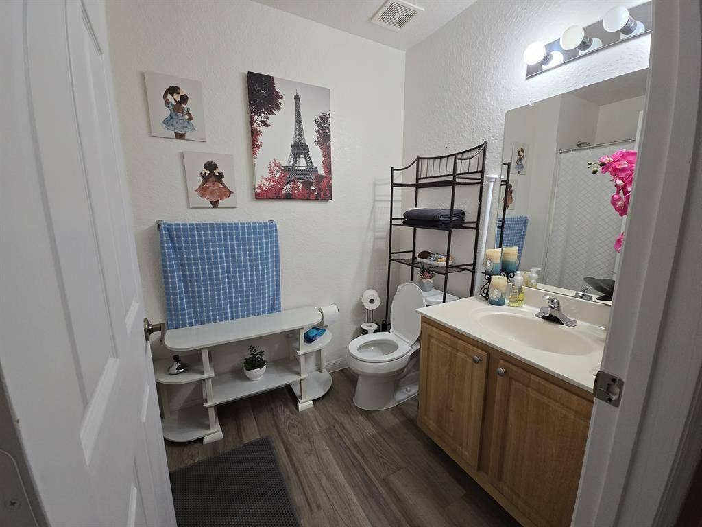 ROOM FOR RENT FOR LADY