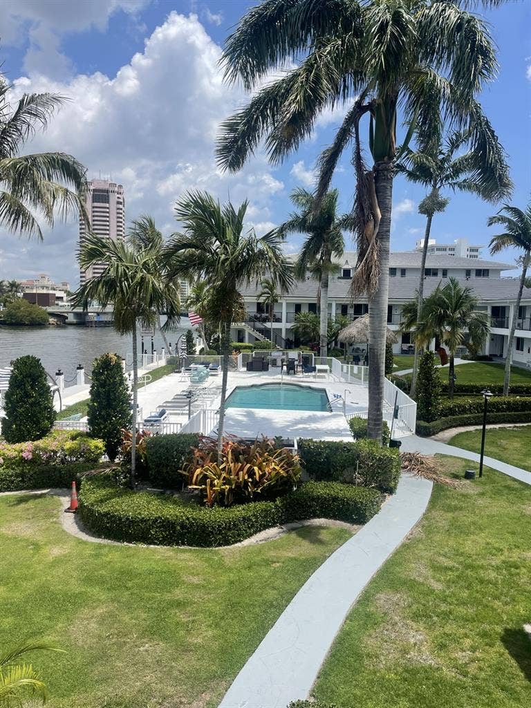 Waterfront condo! PETS ok!! Easy!