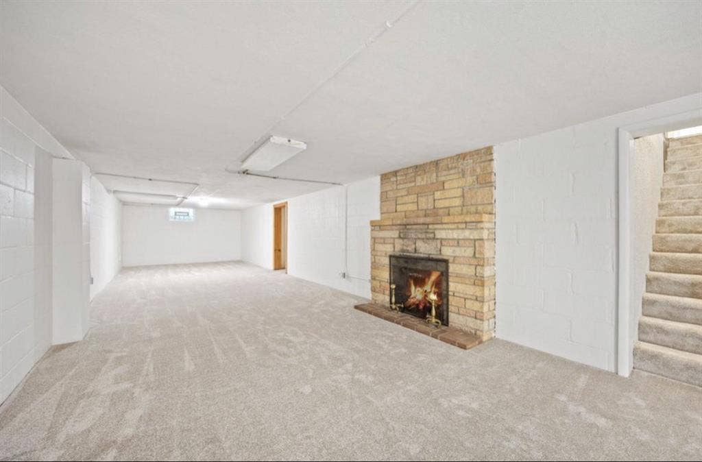 Room for rent in Hopkins house