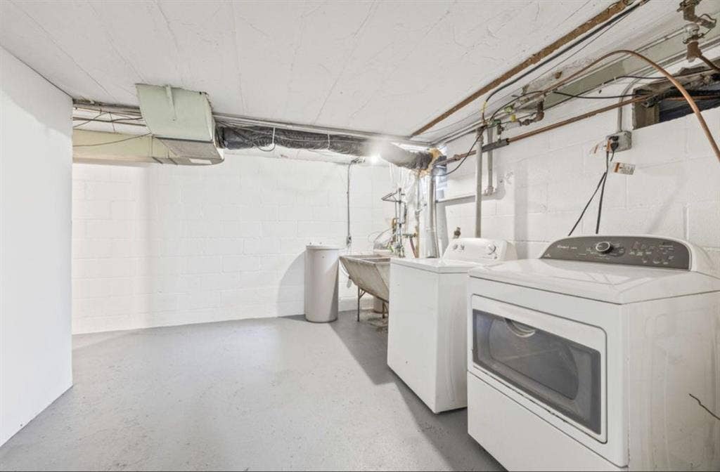 Room for rent in Hopkins house