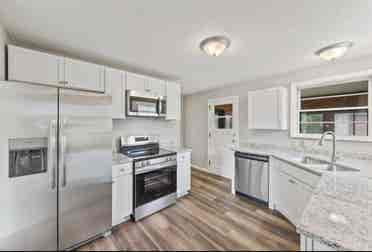 Room for rent in Hopkins house