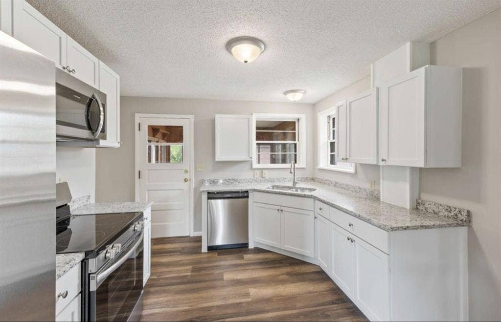 Room for rent in Hopkins house