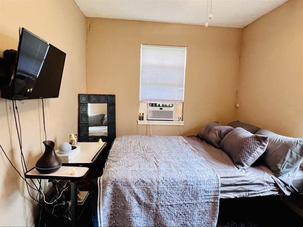 Roomie: furnished cozy wood/mod 2BR