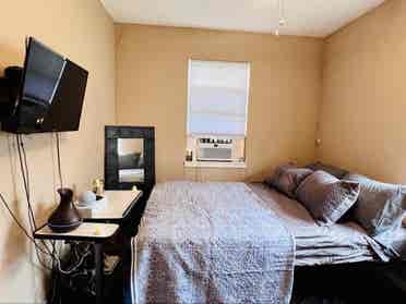 Roomie: furnished cozy wood/mod 2BR