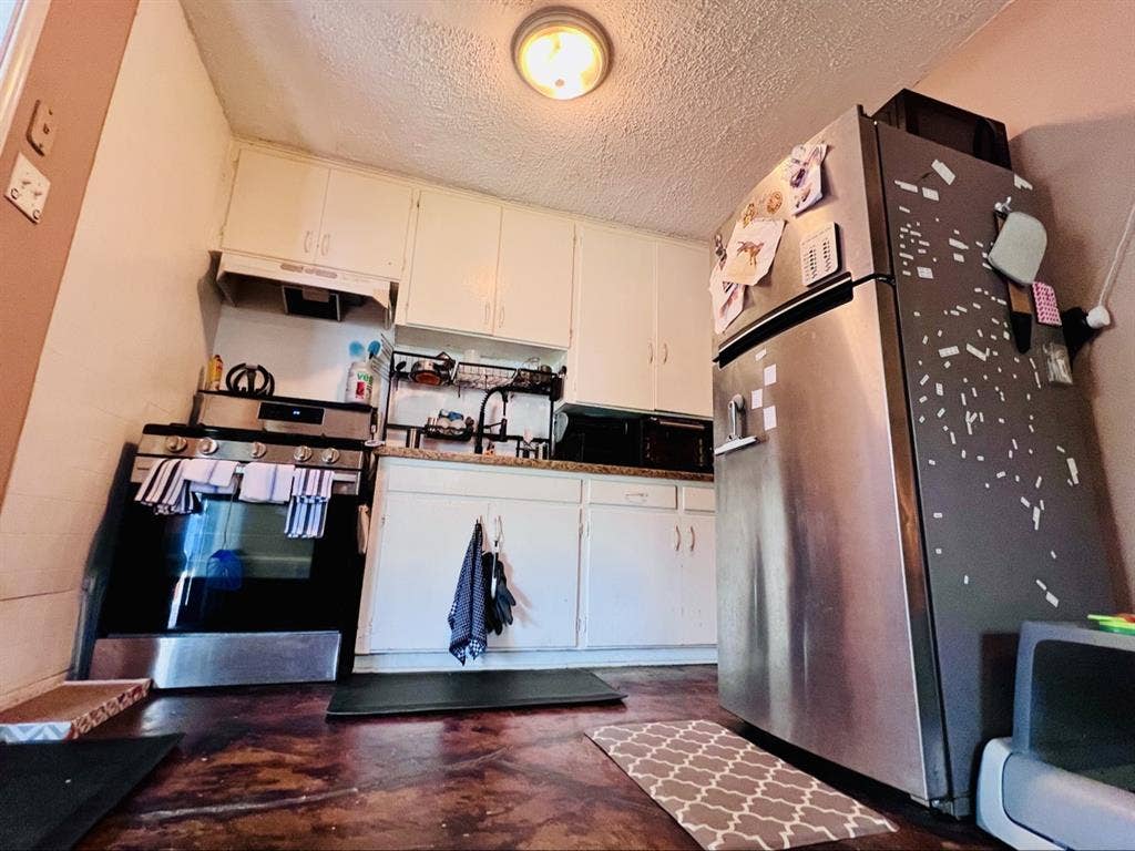 Roomie: furnished cozy wood/mod 2BR