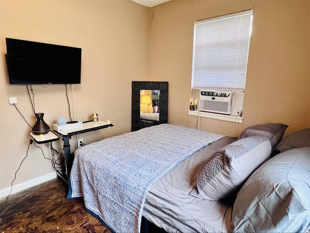 Roomie: furnished cozy wood/mod 2BR
