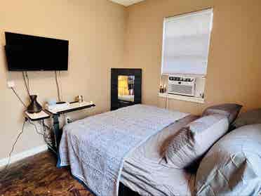Roomie: furnished cozy wood/mod 2BR