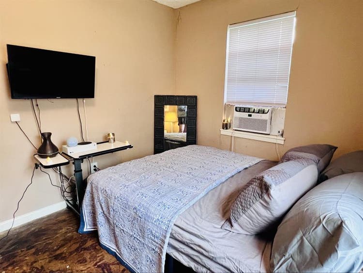 Roomie: furnished cozy wood/mod 2BR