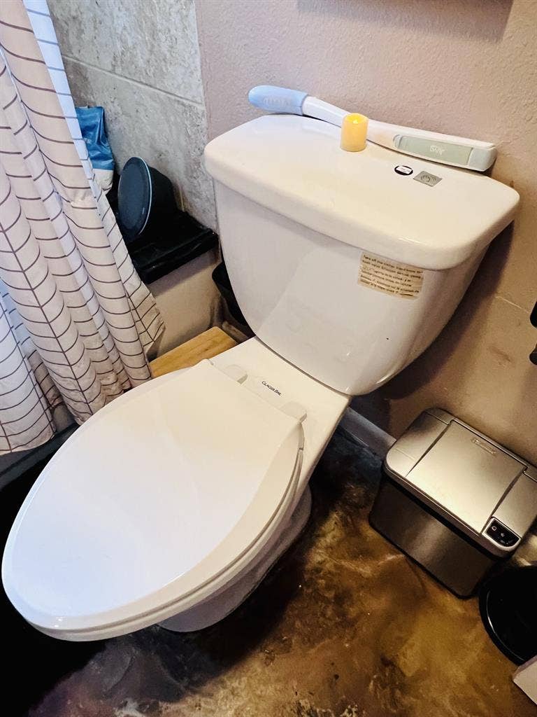 Roomie: furnished cozy wood/mod 2BR