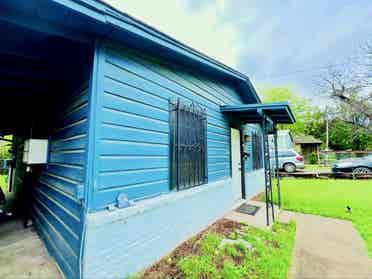Roomie: furnished cozy wood/mod 2BR
