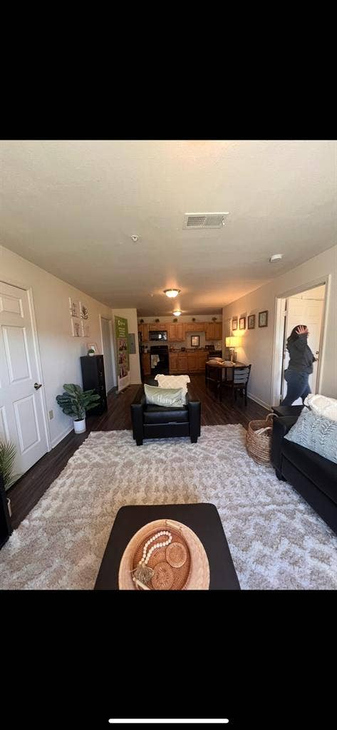 3 ROOMS AVAILABLE FOR SUBLEASE!!