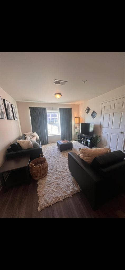 3 ROOMS AVAILABLE FOR SUBLEASE!!