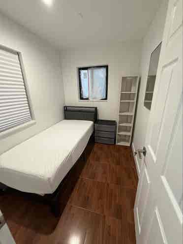 ROOM FOR RENT $