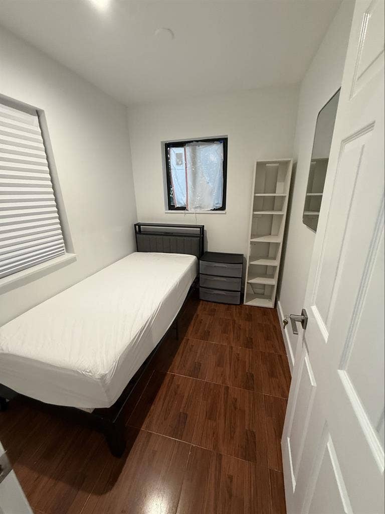 ROOM FOR RENT $