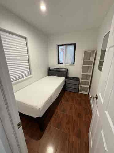 ROOM FOR RENT $