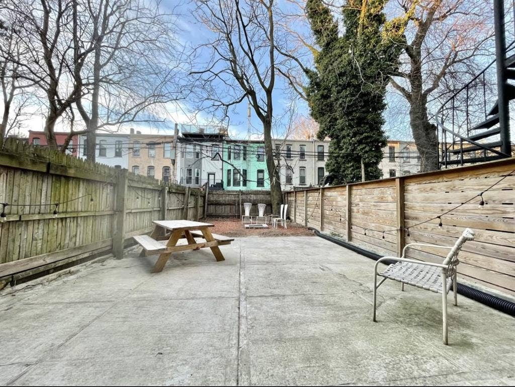 Private Room in B + Patio