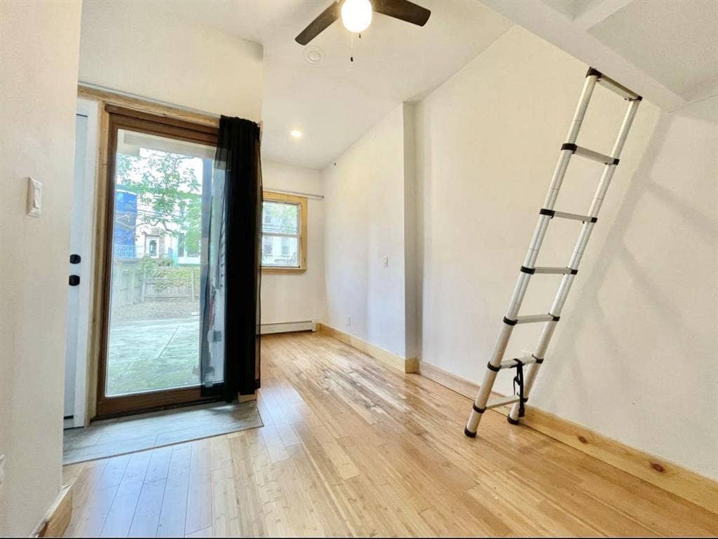 Private Room in B + Patio