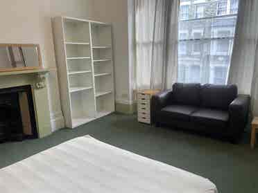 Sunny, extra large db room! N5