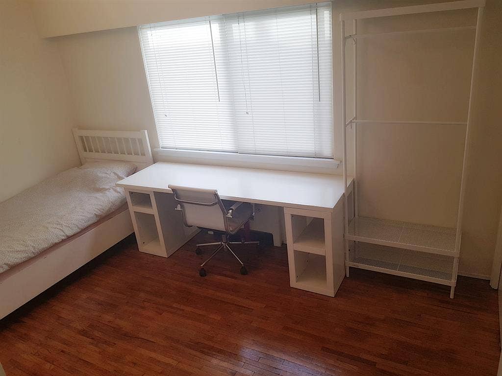 Downtown Vancouver! Large bedroom!
