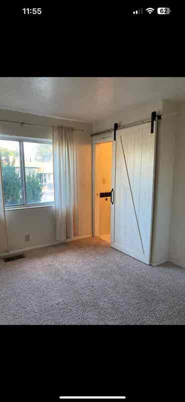 Looking for Roomate