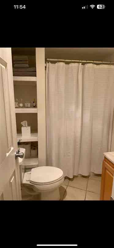 Looking for Roomate