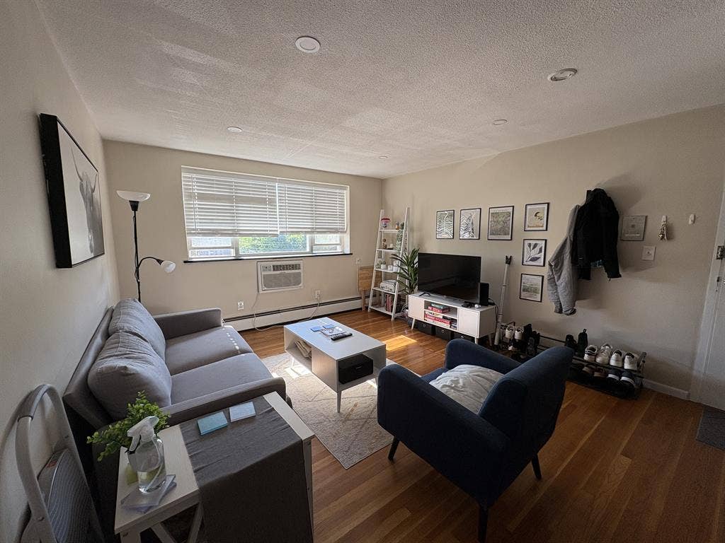 Looking for Female Roomie