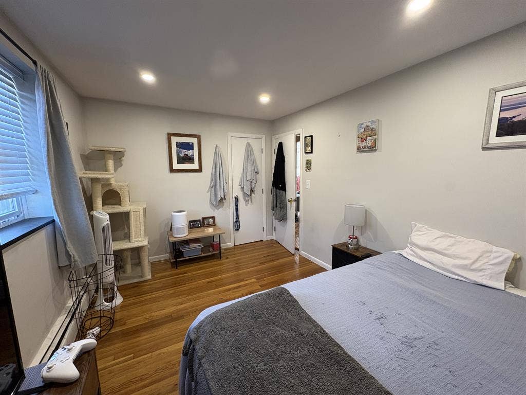 Looking for Female Roomie