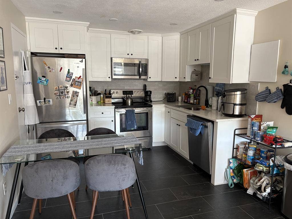 Looking for Female Roomie