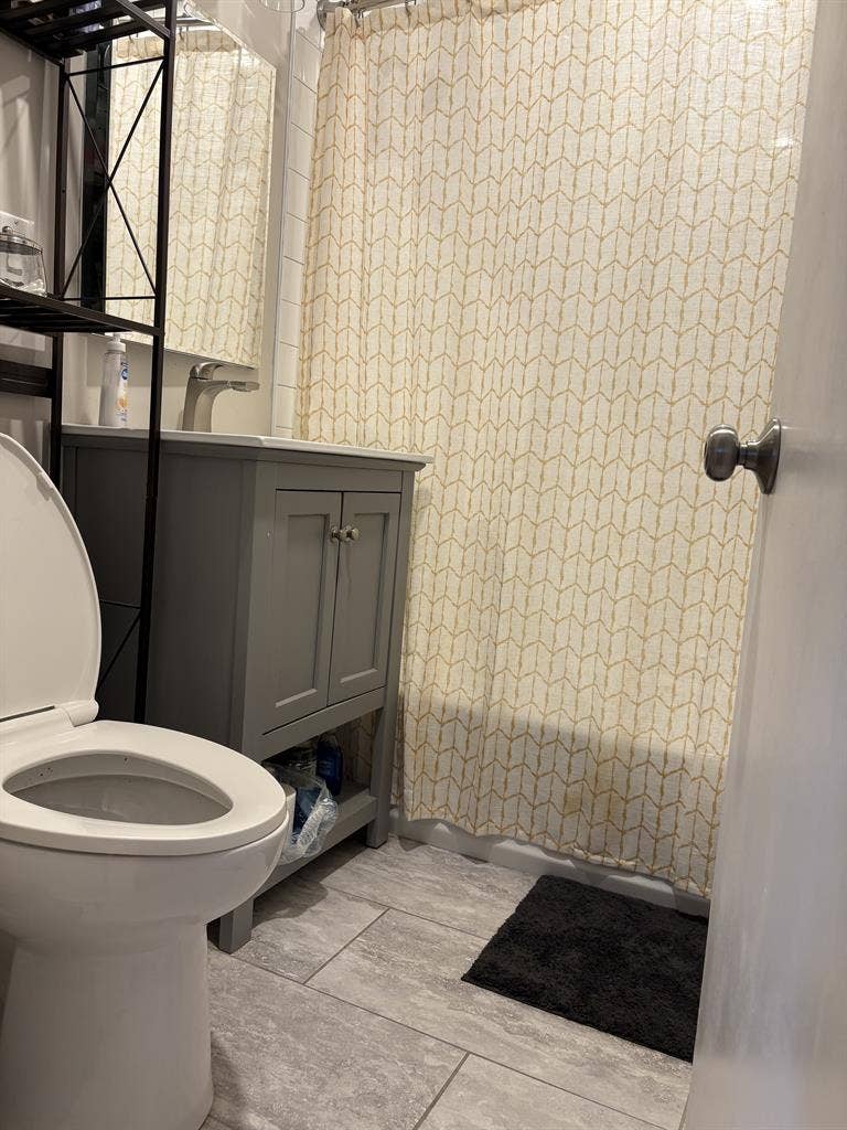 Looking for Female Roomie