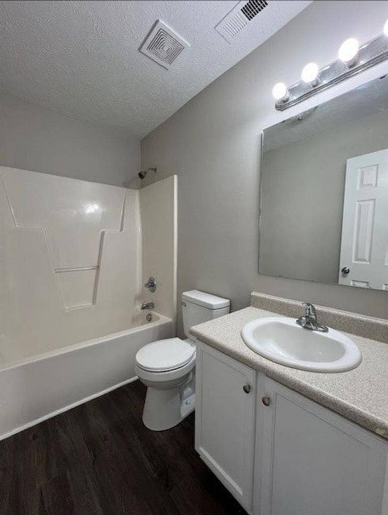 Spare bedroom w/ access to bathroom