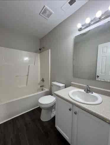 Spare bedroom w/ access to bathroom