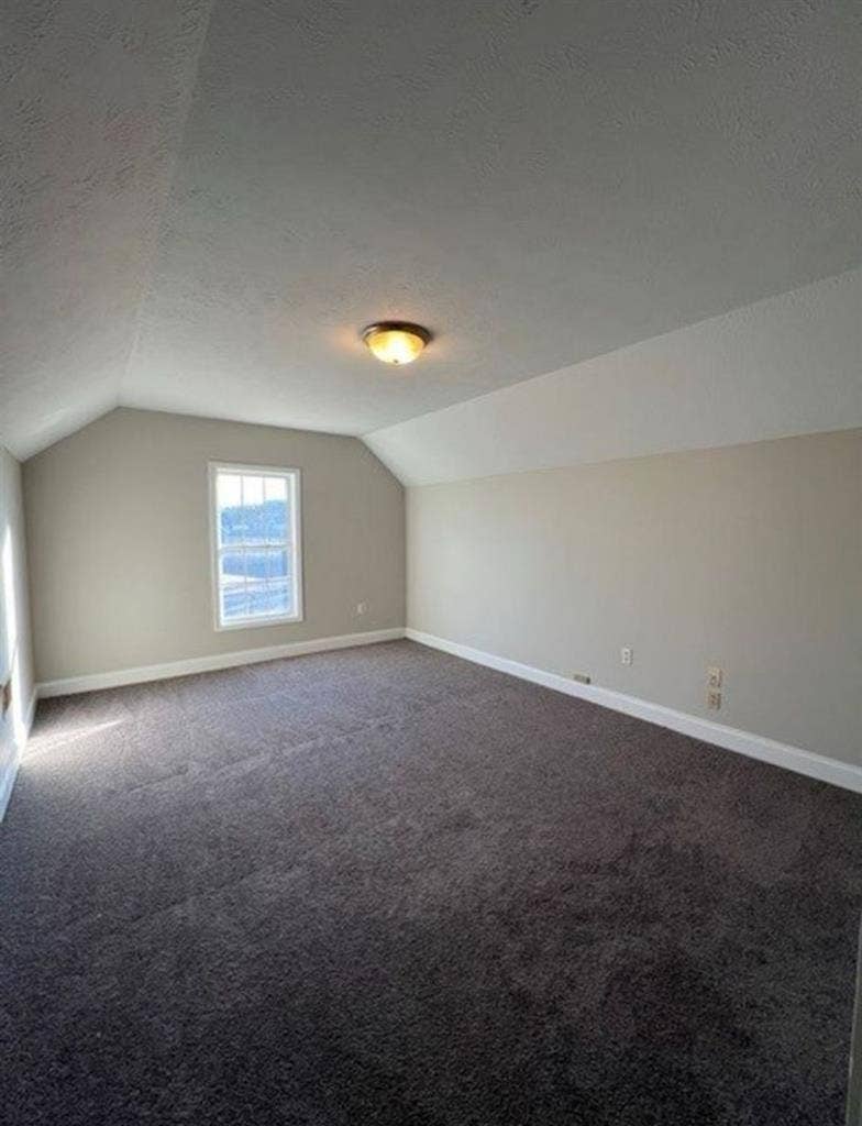 Spare bedroom w/ access to bathroom