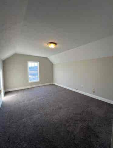 Spare bedroom w/ access to bathroom