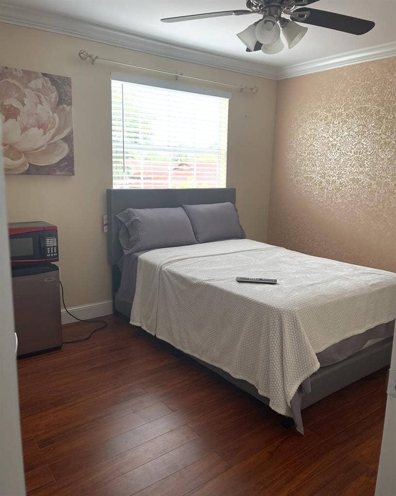 Room for rent in coconut Creek