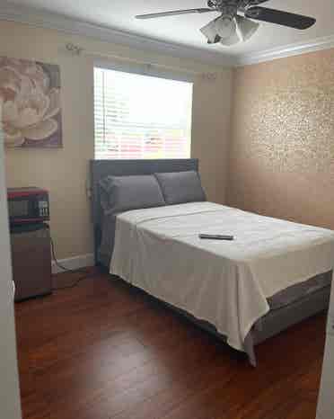 Room for rent in coconut Creek