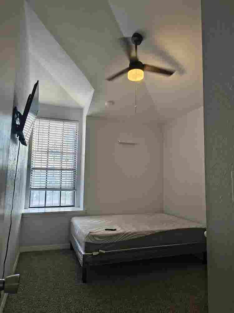Room for rent on the Eastside ELP