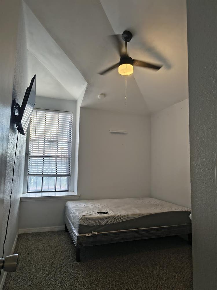 Room for rent on the Eastside ELP