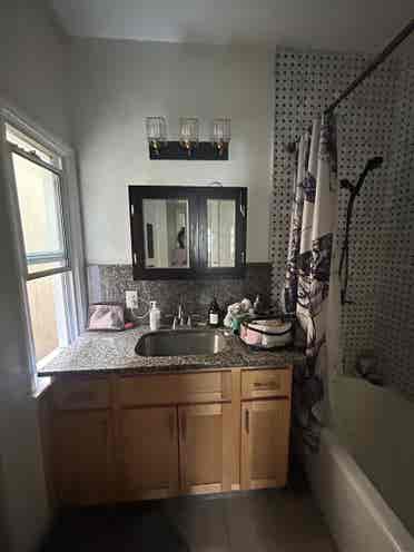 Looking for Roommate