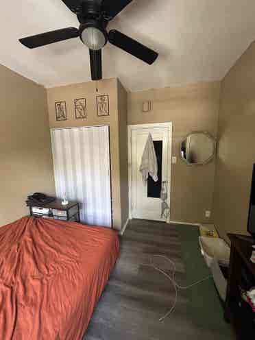 Looking for Roommate