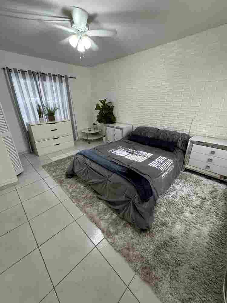 Apto/ Large Room in coral way