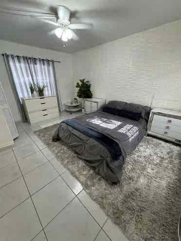 Apto/ Large Room in coral way