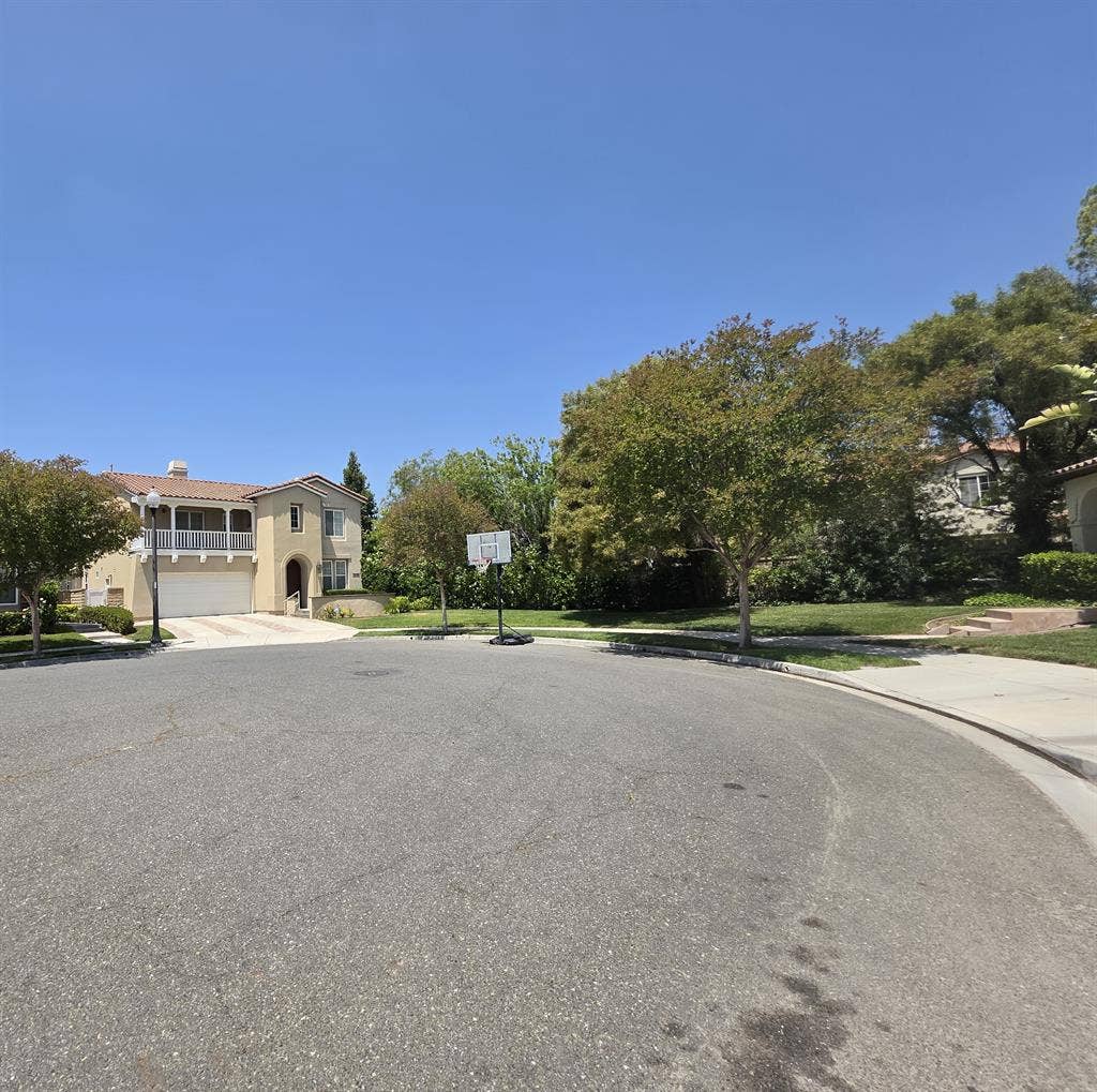 Santa Clarita Bridgeport Large Room