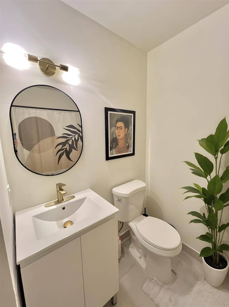 Downtown room with Private bathroom