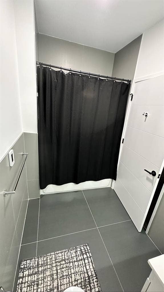 1BEDROOM/ Private Bathroom