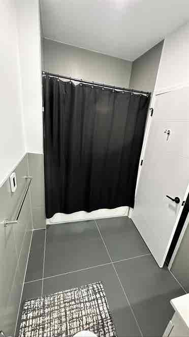 1BEDROOM/ Private Bathroom